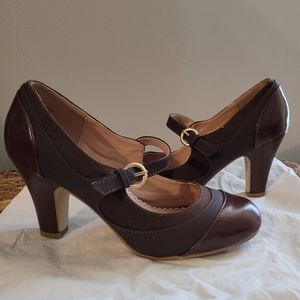 Mary Janes - Brown size 7